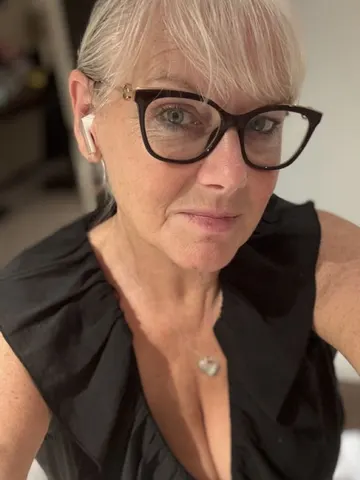 Mature-Curvy-Cate webcam model from United Kingdom