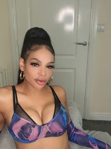 IndiBxxx webcam model from United Kingdom
