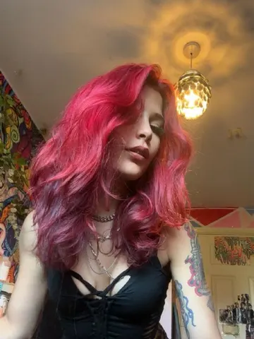 SpicyScarlett_X_x webcam model from United Kingdom