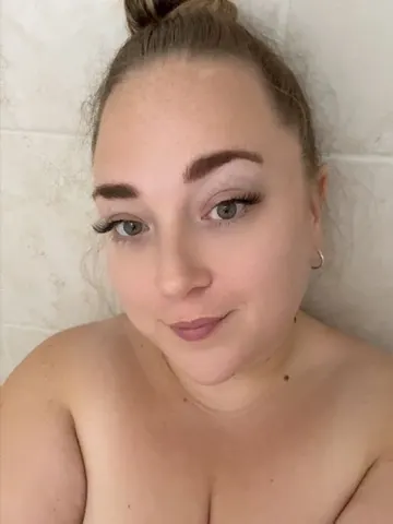 CurvyHotWifeJasmine webcam model from United Kingdom