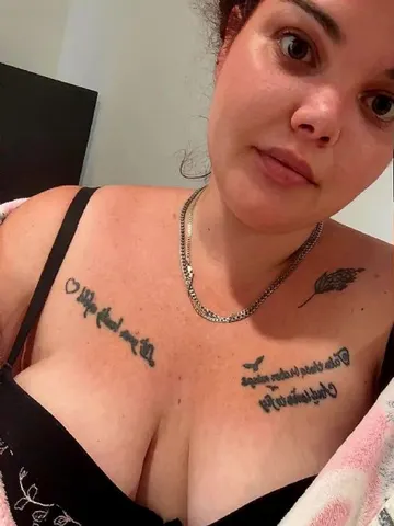 Curvy Cupcake webcam model from United Kingdom