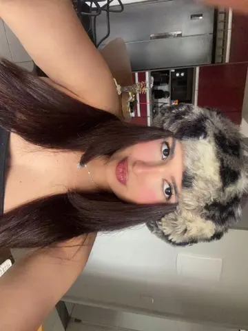 AstridRouge webcam model from Brazil