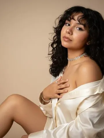 Julia Bennett webcam model from Colombia