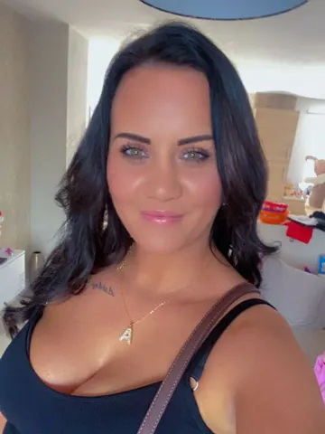 MissSophieXOXO webcam model from United Kingdom