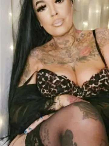 MatureMia webcam model from Newquay