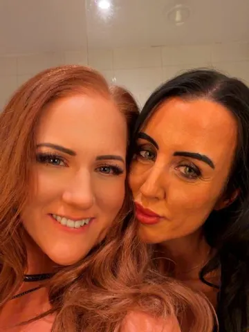 HotTubHotties webcam model from United Kingdom