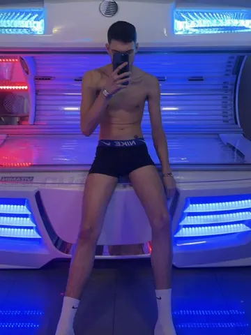 yungnhungg webcam model from United Kingdom