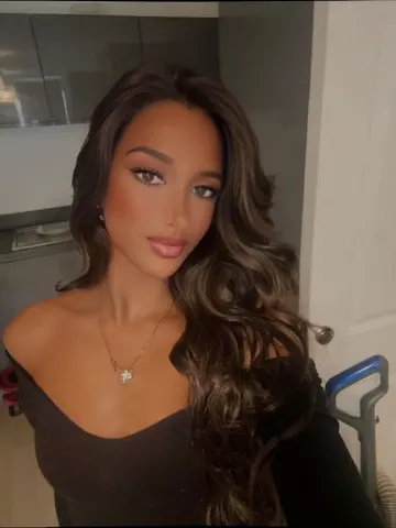 TheNylaRay webcam model from United Kingdom