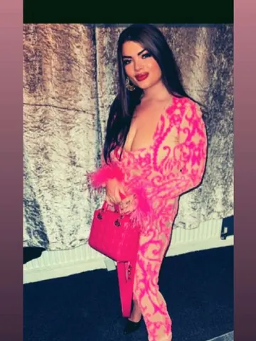 Curveyqueen webcam model from United Kingdom
