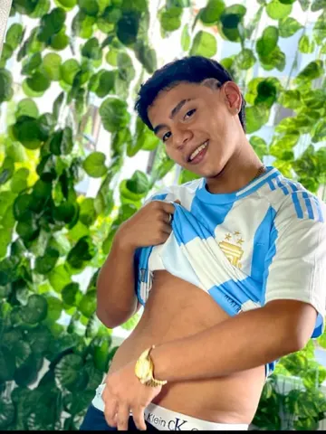 Richi_hottt webcam model from Colombia