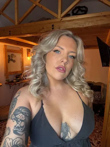 Creme_Fatale webcam model from United Kingdom