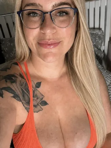 Secretive-Sammie webcam model from United Kingdom
