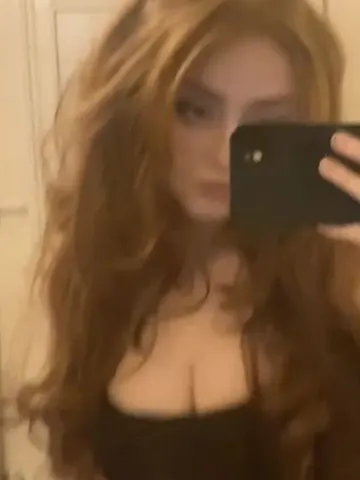 LittleRedXO webcam model from United Kingdom