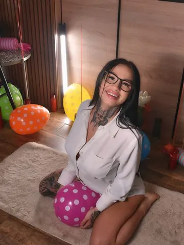 AngellBlacks webcam model from Romania