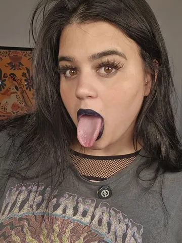 LuciaTheLatinaGomez webcam model from United Kingdom