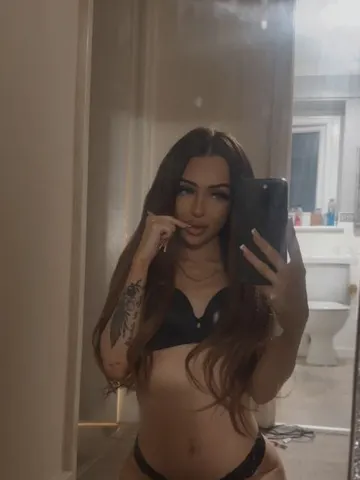 BellaBlissX webcam model from United Kingdom