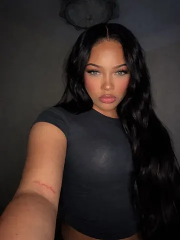 AsiaAmario webcam model from United Kingdom
