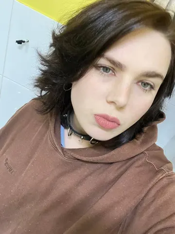 CharlinHot webcam model from Ukraine