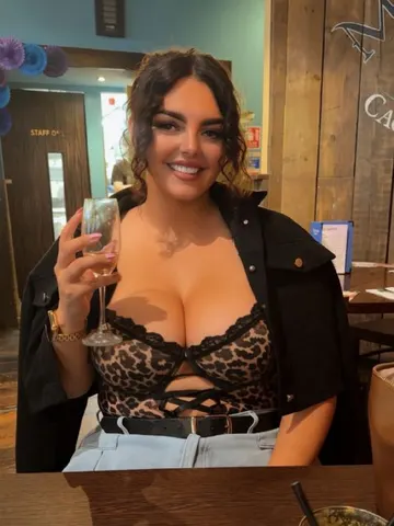 xx_KissAndTease webcam model from United Kingdom