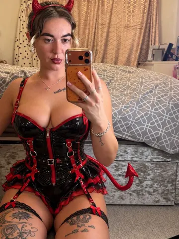 Thebaddest-CHERRY webcam model from United Kingdom