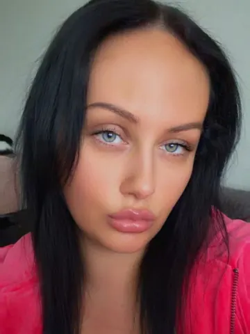 Curvykirst webcam model from United Kingdom