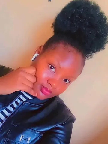 Peachybloom webcam model from Kenya