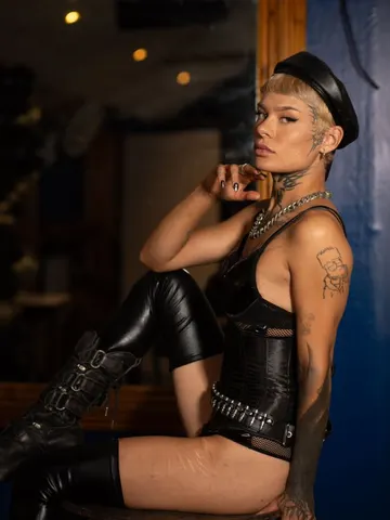LizzieRascalli  webcam model from United Kingdom