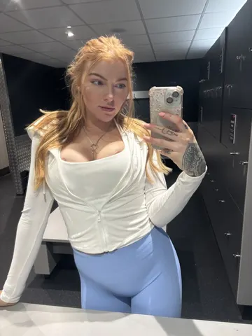 redheadgirl90 webcam model from United Kingdom