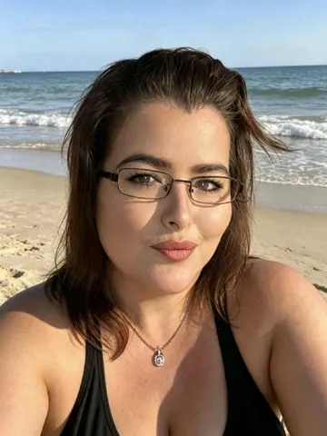 MidnightCherry webcam model from United Kingdom