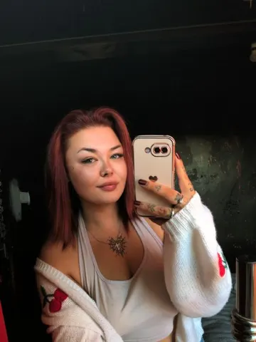 Curvy-Shy-Lola webcam model from United Kingdom