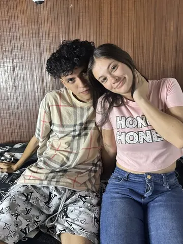 Lauren_and_tommy webcam model from Colombia