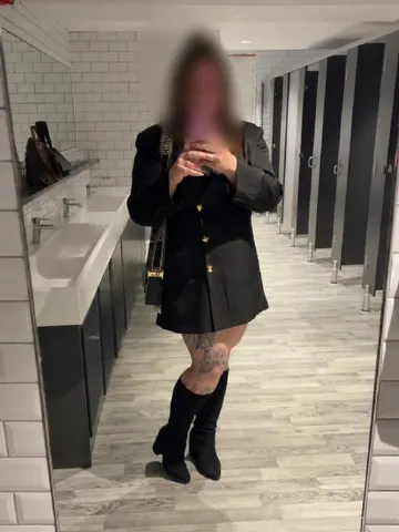 CurvyConfessions webcam model from United Kingdom