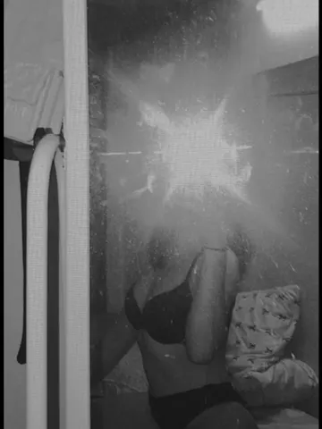 Messymells webcam model from United Kingdom