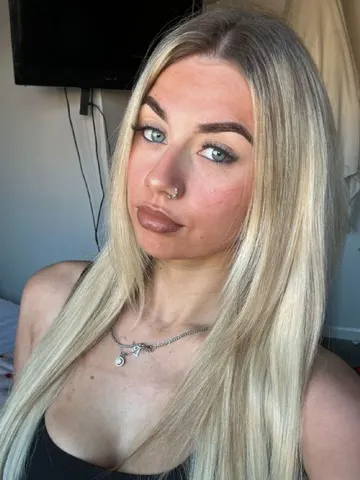 Sweetheart-Bella webcam model from United Kingdom