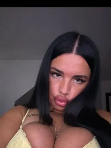 Cherryluxx-x webcam model from United Kingdom