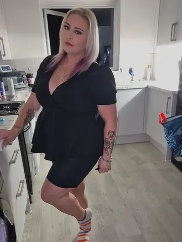 CurvyJasmine-XO webcam model from United Kingdom
