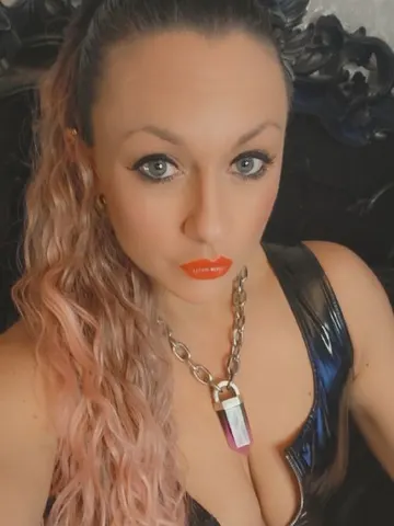 Muscle_Fox webcam model from United Kingdom