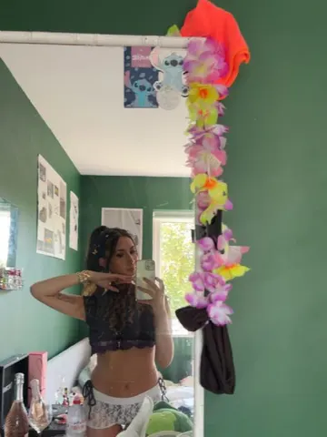 Averymae webcam model from United Kingdom