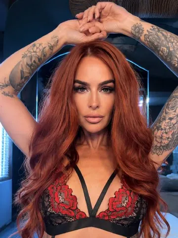 MissRavenLux webcam model from United Kingdom