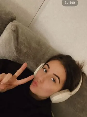 EllieeJade896 webcam model from United Kingdom