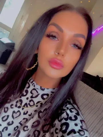 Pretty_Kizzi webcam model from United Kingdom