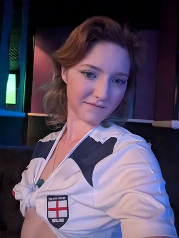 CinnaStrings webcam model from United Kingdom