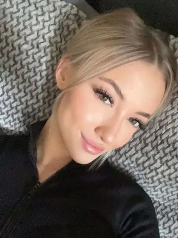 PrettyRoseXO webcam model from United Kingdom