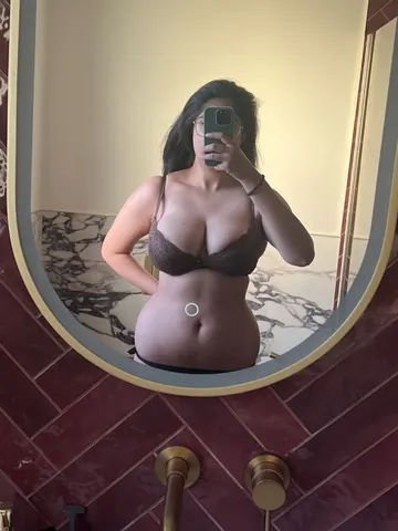 slowsilk webcam model from United Kingdom