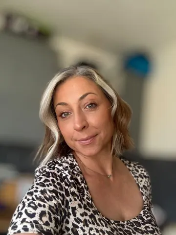 Pretty_Aurora_Blu webcam model from United Kingdom