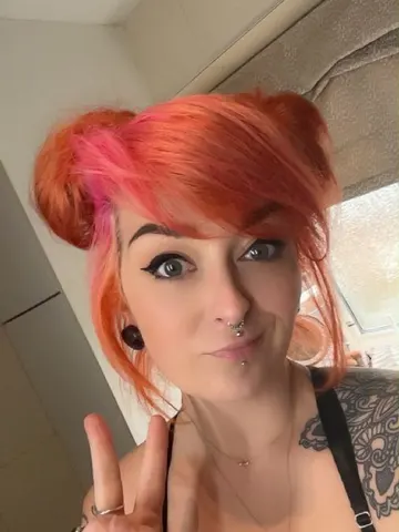 EmoKitty1984 webcam model from United Kingdom