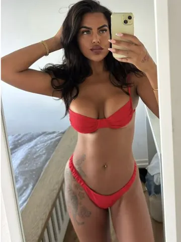 Busty_Little_Lara webcam model from United Kingdom