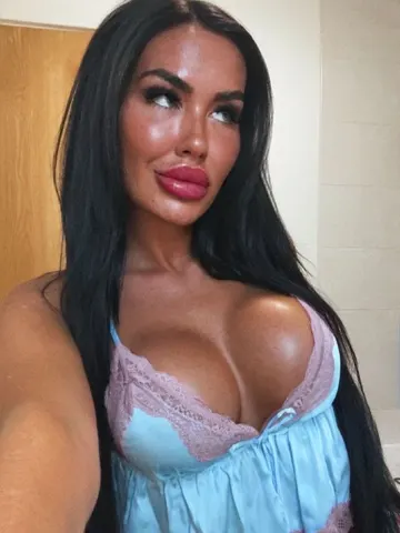 Rosiexxo webcam model from United Kingdom