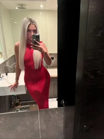 LittleBlonde01 webcam model from United Kingdom