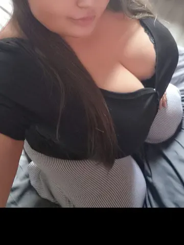 Busty-BeautX webcam model from United Kingdom